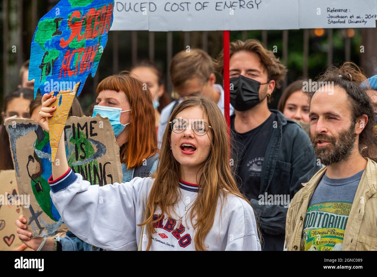 Cork, Irland. September 2021. Fridays for Future veranstaltete heute einen globalen Klimastreik auf der Grand Parade in Cork und forderte Klimagerechtigkeit in Irland und der ganzen Welt. Die meisten Demonstranten hielten Schilder und Plakate. Quelle: AG News/Alamy Live News Stockfoto