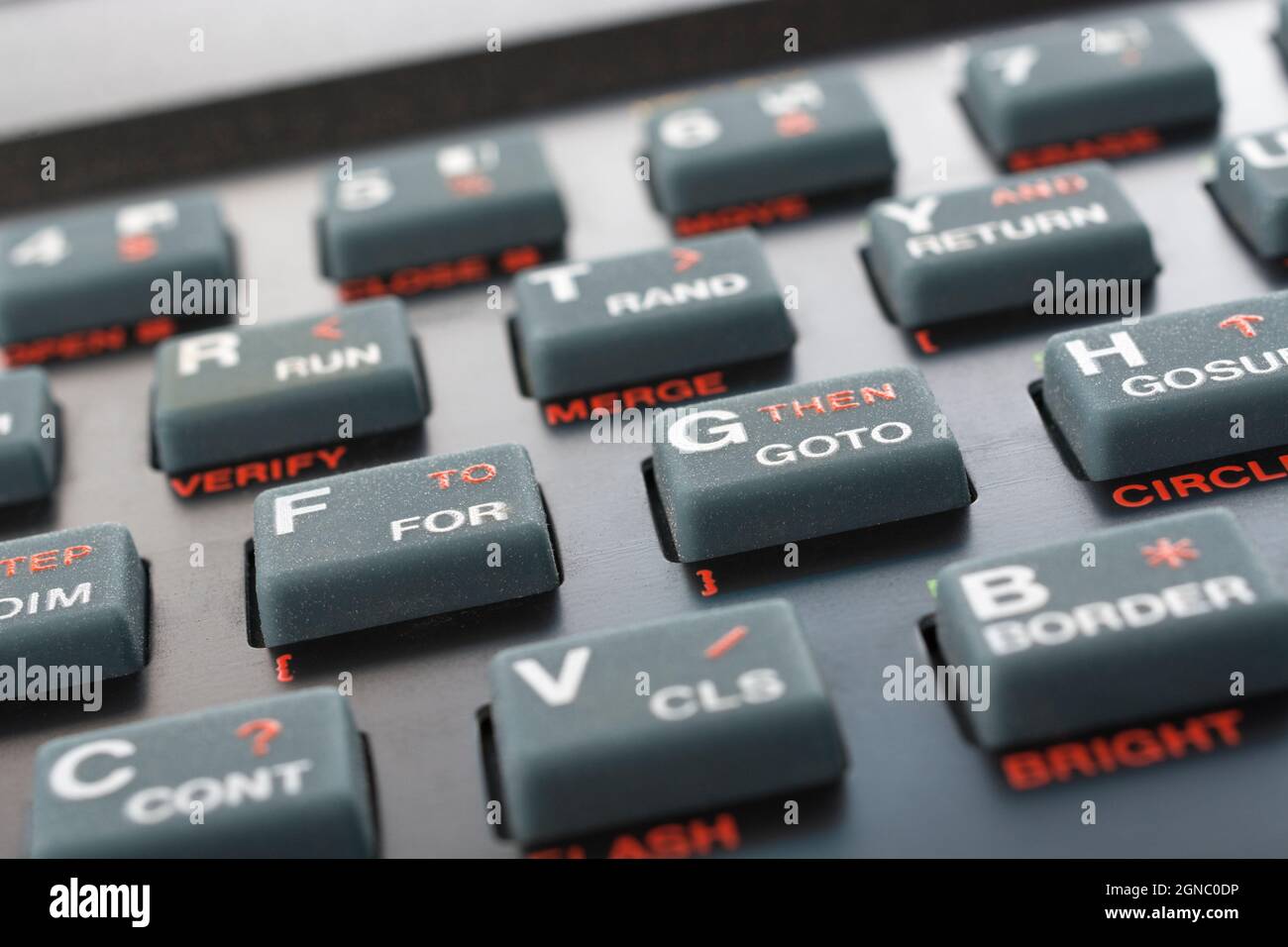 Nahaufnahme der Sinclair ZX Spectrum Tastatur. Konzentrieren Sie sich auf die Befehlstasten „Basic FOR & GOTO“. Klassischer 8-Bit-Heimcomputer aus den 1980er Jahren (siehe Hinweise). Stockfoto