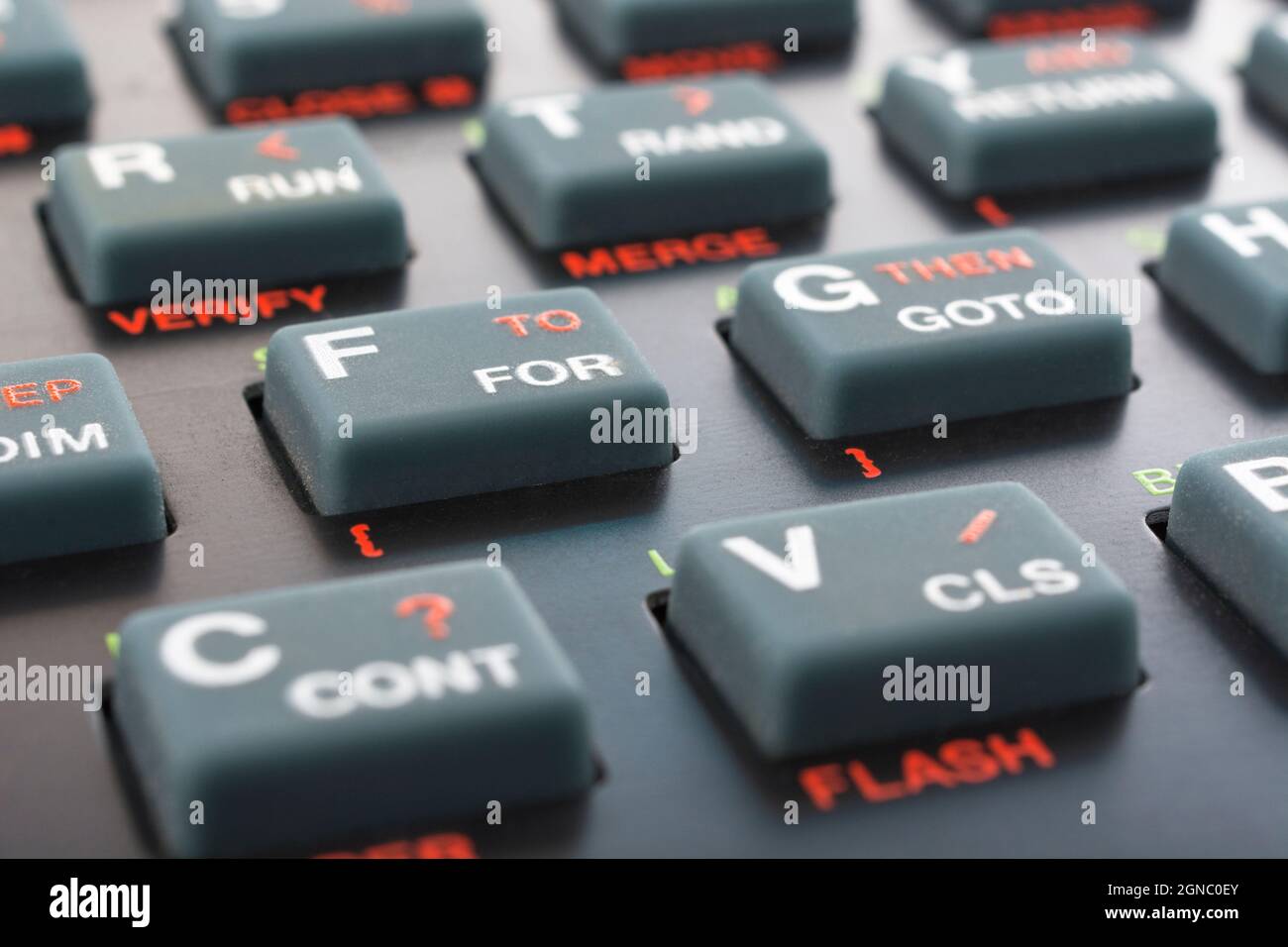 Nahaufnahme der Sinclair ZX Spectrum Tastatur. Konzentrieren Sie sich auf Basic FÜR die Befehlstaste. Klassischer 8-Bit-Heimcomputer aus den 1980er Jahren (siehe Hinweise). Stockfoto