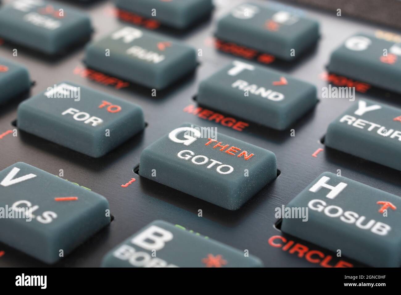 Nahaufnahme der Sinclair ZX Spectrum Tastatur. Konzentrieren Sie sich auf die einfache BEFEHLSTASTE GOTO. Klassischer 8-Bit-Heimcomputer aus den 1980er Jahren (siehe Hinweise). Stockfoto