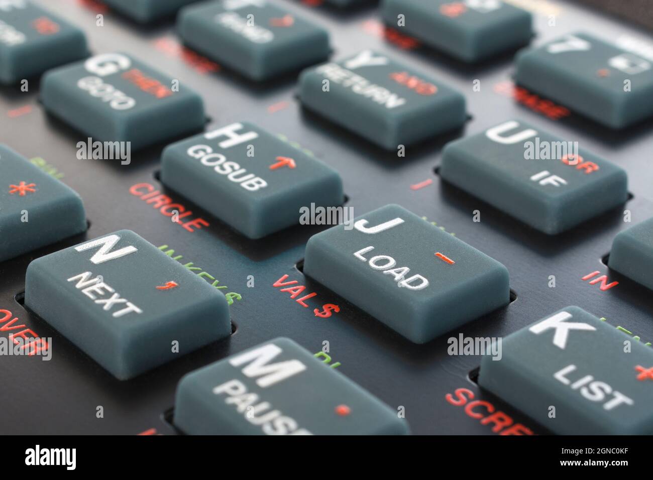 Nahaufnahme der Sinclair ZX Spectrum Tastatur. Konzentrieren Sie sich auf die Befehlstaste Basic LOAD. Klassischer 8-Bit-Heimcomputer aus den 1980er Jahren (siehe Hinweise). Stockfoto