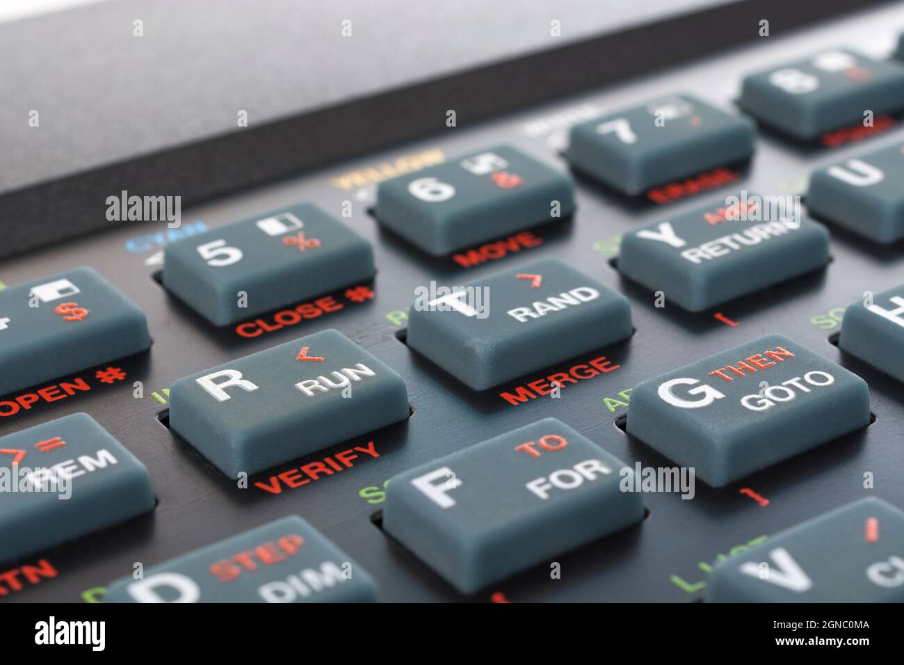 Nahaufnahme der Sinclair ZX Spectrum Tastatur. Konzentrieren Sie sich auf die Befehlstaste „Basic Program RUN“. Klassischer 8-Bit-Heimcomputer aus den 1980er Jahren (siehe Hinweise). Stockfoto