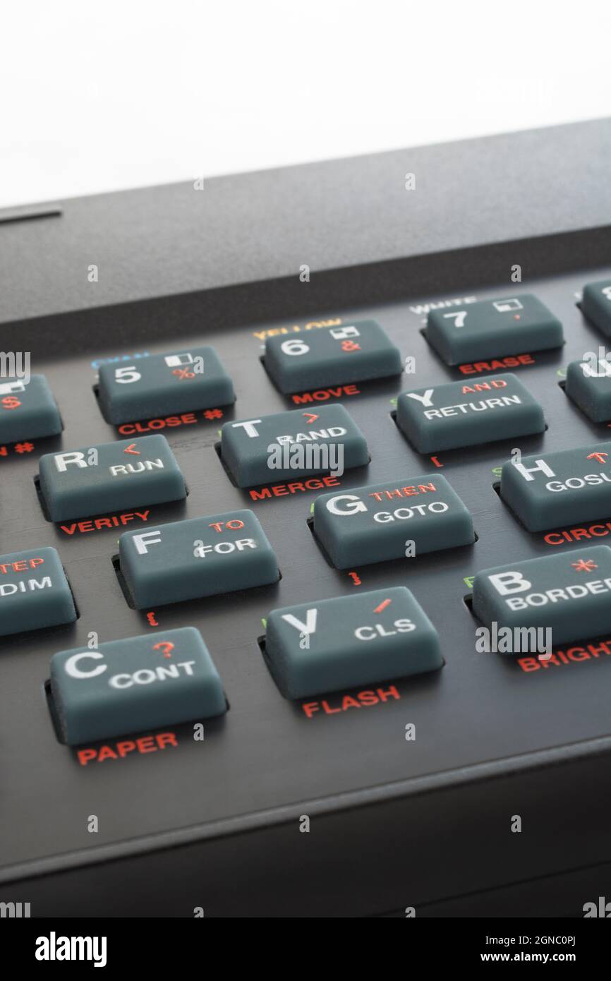 Nahaufnahme der Sinclair ZX Spectrum Tastatur. Konzentrieren Sie sich auf die Befehlstasten Basic TO / FAR & THEN / GOTO. Klassischer 8-Bit-Heimcomputer aus den 1980er Jahren (siehe Hinweise). Stockfoto