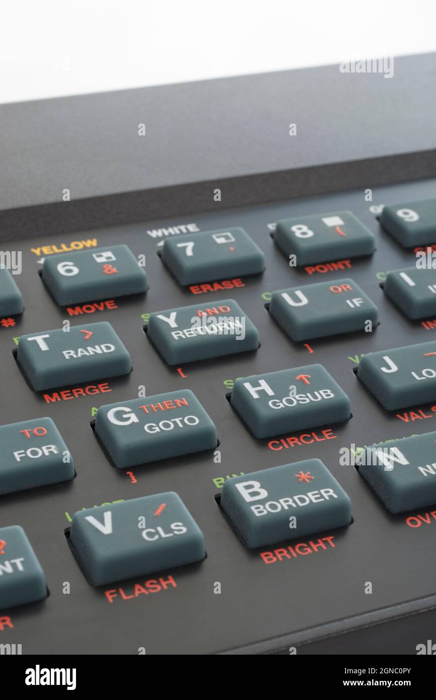 Nahaufnahme der Sinclair ZX Spectrum Tastatur. Konzentrieren Sie sich auf grundlegende GOTO-/GOSUB-Befehlstasten. Klassischer 8-Bit-Heimcomputer aus den 1980er Jahren (siehe Hinweise). Stockfoto