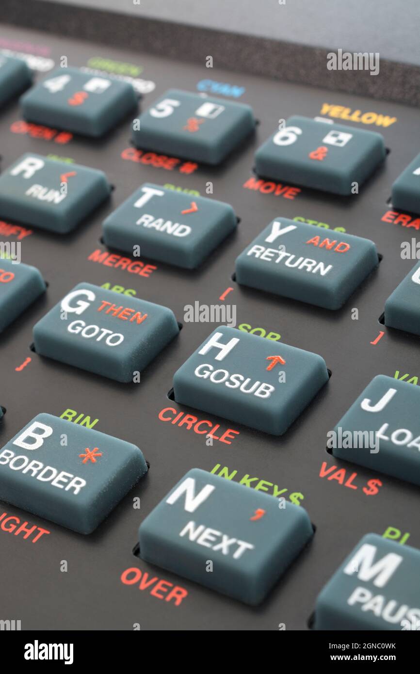 Nahaufnahme der Sinclair ZX Spectrum Tastatur. Konzentrieren Sie sich auf den einfachen GOSUB-Befehlstaste. Klassischer 8-Bit-Heimcomputer aus den 1980er Jahren (siehe Hinweise). Stockfoto