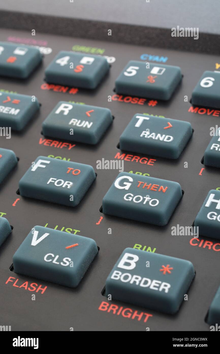 Nahaufnahme der Sinclair ZX Spectrum Tastatur. Konzentrieren Sie sich auf die einfache BEFEHLSTASTE GOTO. Klassischer 8-Bit-Heimcomputer aus den 1980er Jahren (siehe Hinweise). Stockfoto