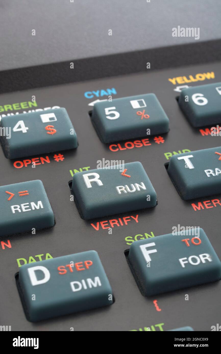 Nahaufnahme der Sinclair ZX Spectrum Tastatur. Konzentrieren Sie sich auf die Befehlstaste Basic RUN Program. Klassischer 8-Bit-Heimcomputer aus den 1980er Jahren (siehe Hinweise). Stockfoto