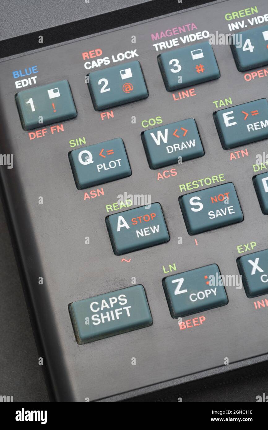Nahaufnahme der Sinclair ZX Spectrum Tastatur. Konzentrieren Sie sich auf die einfachen Befehlstasten im mittleren Rahmen. Klassischer 8-Bit-Heimcomputer aus den 1980er Jahren (siehe Hinweise). Stockfoto