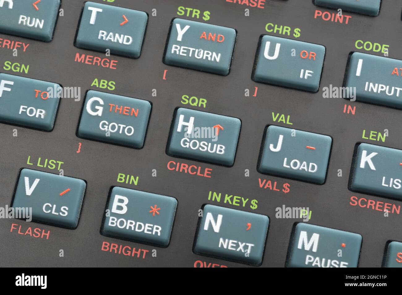Nahaufnahme der Sinclair ZX Spectrum Tastatur. Konzentrieren Sie sich auf den einfachen GOSUB-Befehlstaste in der Mitte. Klassischer 8-Bit-Heimcomputer aus den 1980er Jahren (siehe Hinweise). Stockfoto