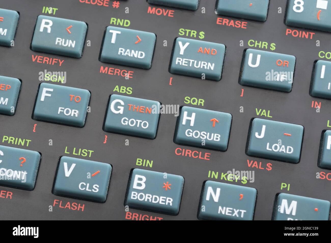 Nahaufnahme der Sinclair ZX Spectrum Tastatur. Konzentrieren Sie sich auf grundlegende GOTO-/GOSUB-Befehlstasten. Klassischer 8-Bit-Heimcomputer aus den 1980er Jahren (siehe Hinweise). Stockfoto