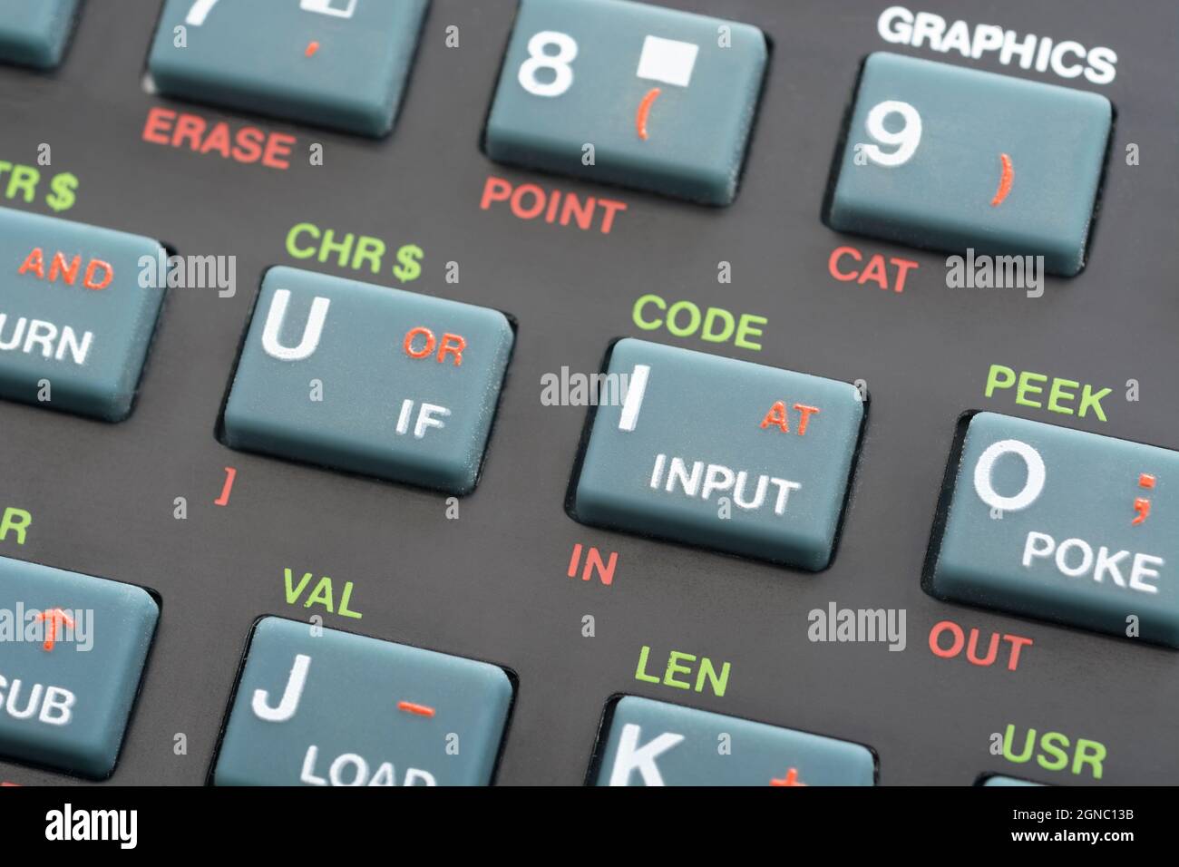Nahaufnahme der Sinclair ZX Spectrum Tastatur. Konzentrieren Sie sich auf grundlegende IF-/EINGABEBEFEHLSTASTEN. Klassischer 8-Bit-Heimcomputer aus den 1980er Jahren (siehe Hinweise). Stockfoto