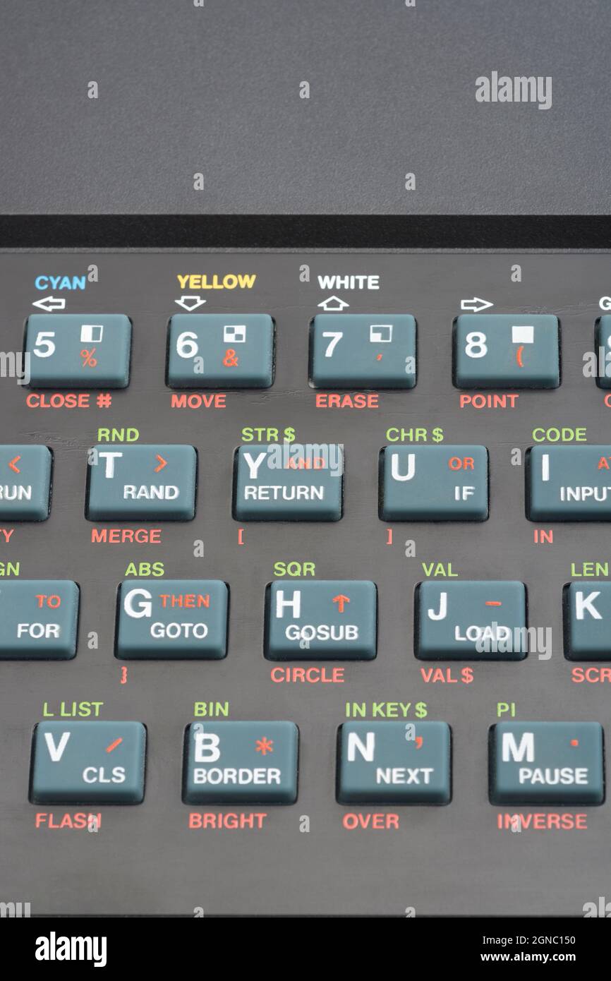 Nahaufnahme der Sinclair ZX Spectrum Tastatur. Konzentrieren Sie sich auf grundlegende RAND-/RETURN-Befehlstasten. Klassischer 8-Bit-Heimcomputer aus den 1980er Jahren (siehe Hinweise). Stockfoto