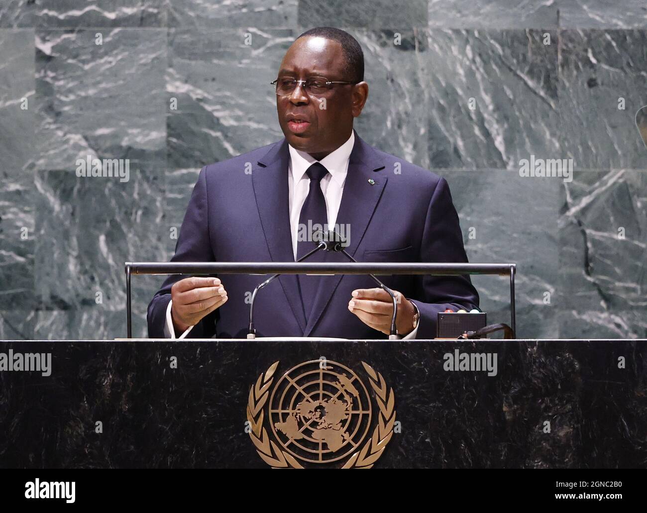 New York, USA. September 2021. Der Präsident der Republik Senegal, Macky Sall, spricht bei der 76. Generalversammlung der Vereinten Nationen Generaldebatte in der UN-Generalversammlung am Freitag, dem 24. September 2021 in New York City. Foto von John Angelillo/UPI Credit: UPI/Alamy Live News Stockfoto