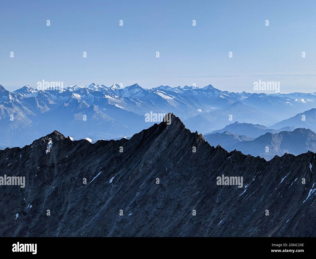 Blick vom Dom auf das Nadelhorn und Lenzspitz mit den walliser alpen im Hintergrund. Hochtour, Bergsteigen Stockfoto