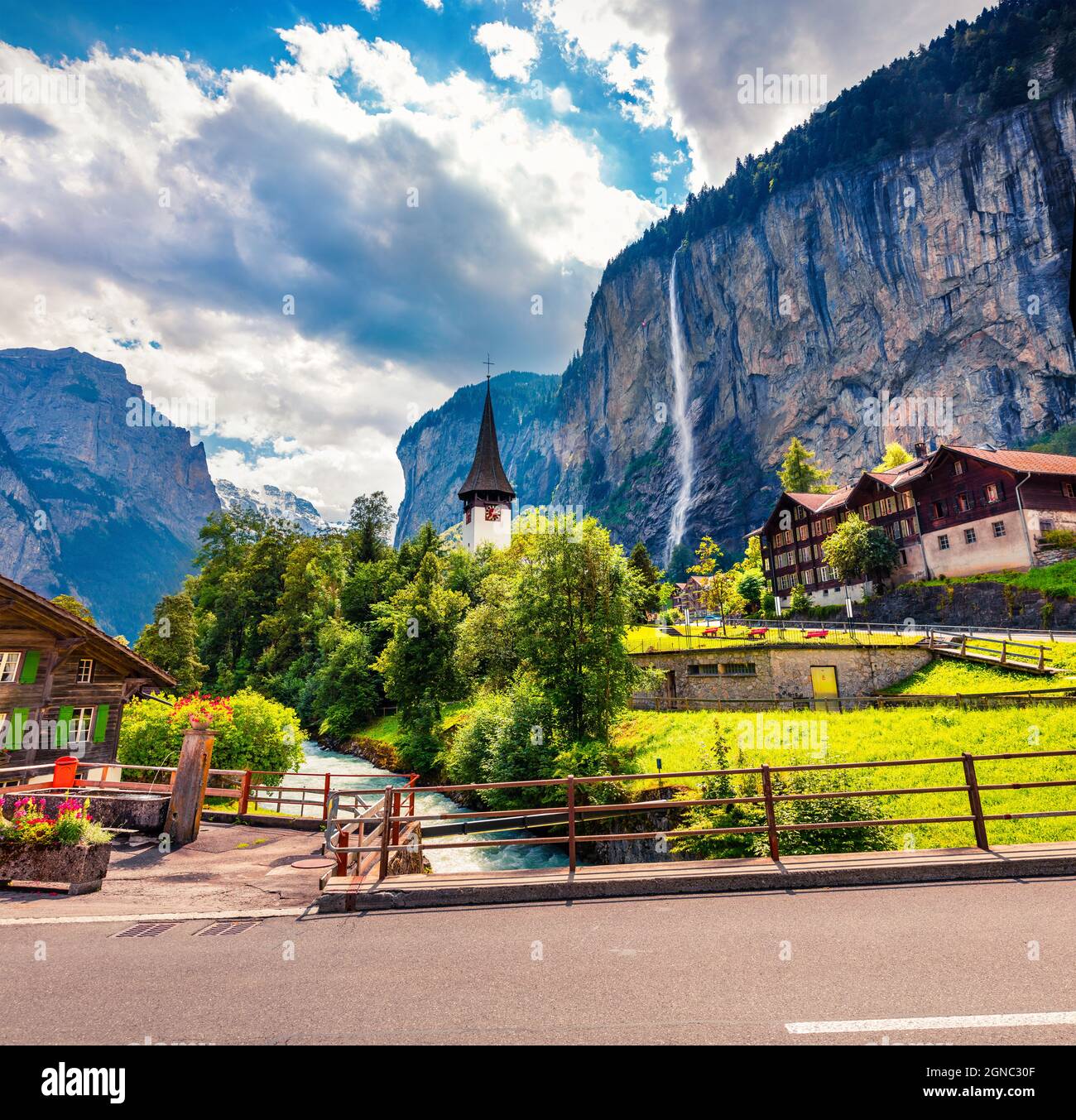 Sonnige Sommeransicht des großen Wasserfalls im Lauterbrunnen Dorf. Herrliche Outdoor-Szene in den Schweizer Alpen, Berner Oberland im Kanton Bern, Schweiz Stockfoto