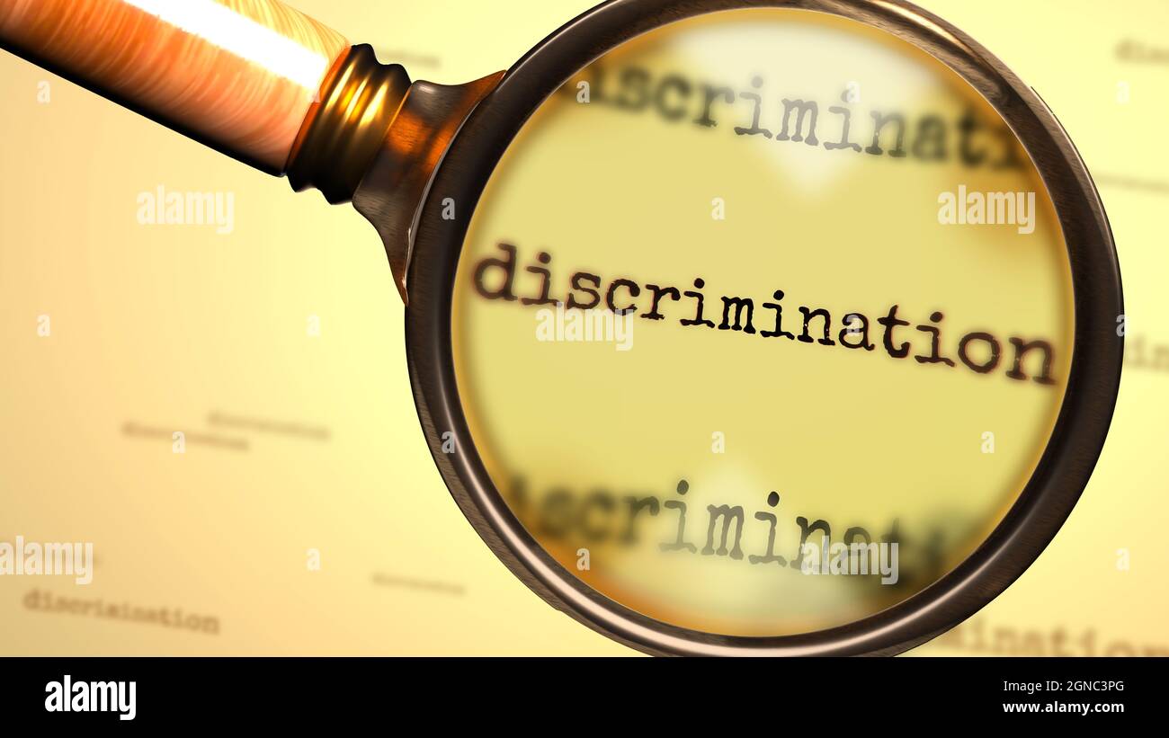 Diskriminierung und eine Lupe über Wortdiskriminierung, um das Studium und die Suche nach Antworten im Zusammenhang mit einem Begriff der Diskriminierung zu symbolisieren, 3 Stockfoto