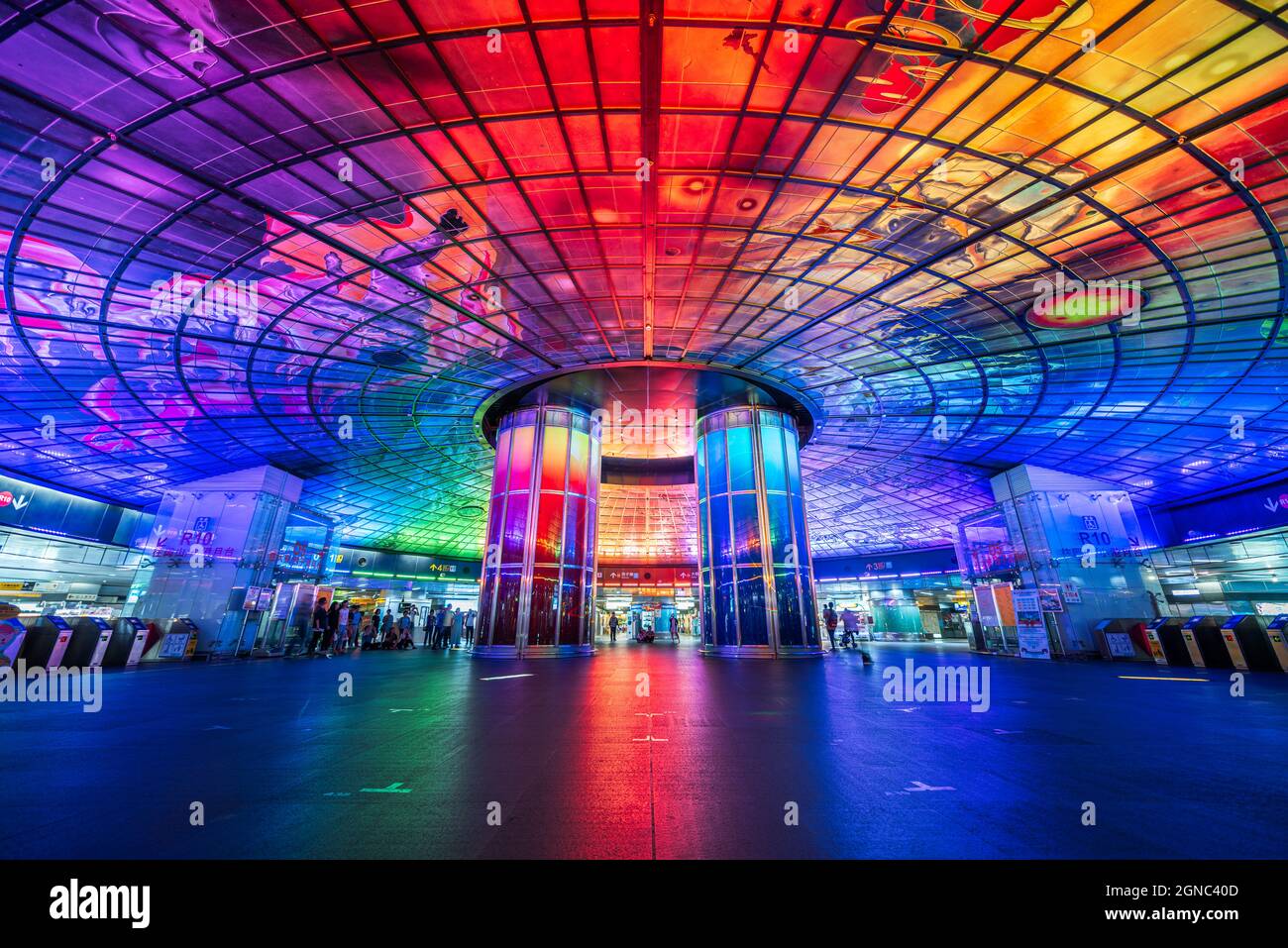 KAOHSIUNG, TAIWAN - 12. MÄRZ 2017: Die Kuppel des Lichts am Bahnhof Formosa Boulevard. Es gilt als das größte Glaswerk der Welt. Stockfoto