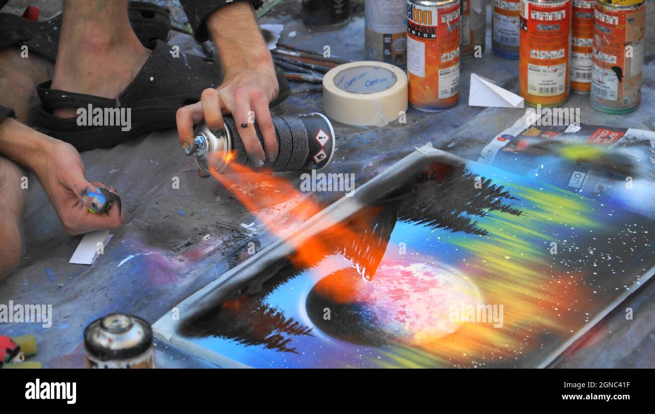 Riga, Lettland - 10. September 2021. Demonstration spezieller Techniken, während ein Künstler seine Acrylfarben trocknet. Nahaufnahme von Straßenkünstler-Schmerz Stockfoto