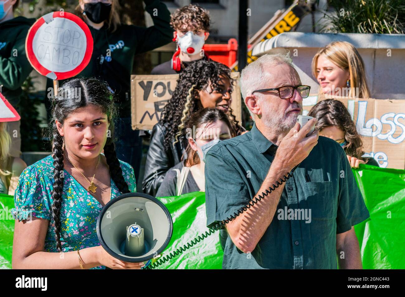 London, Großbritannien. September 2021. Jeremy Corbyn, Abgeordneter, unterstützt ihn - Junge Menschen sind gemeinsam mit Großeltern und Architekten für einen Globalen Schulstreik der Extinction Rebellion auf dem Parliament Square. Kredit: Guy Bell/Alamy Live Nachrichten Stockfoto