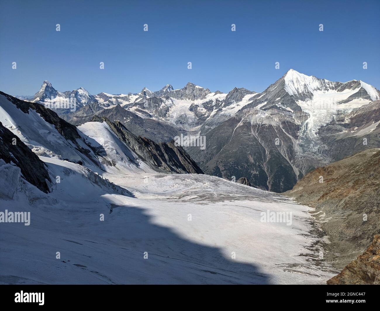 Herrliche Aussicht auf die walliser alpen mit dem weltberühmten Matterhon oberhalb von zermatt. Bergsteigen am Dom Stockfoto