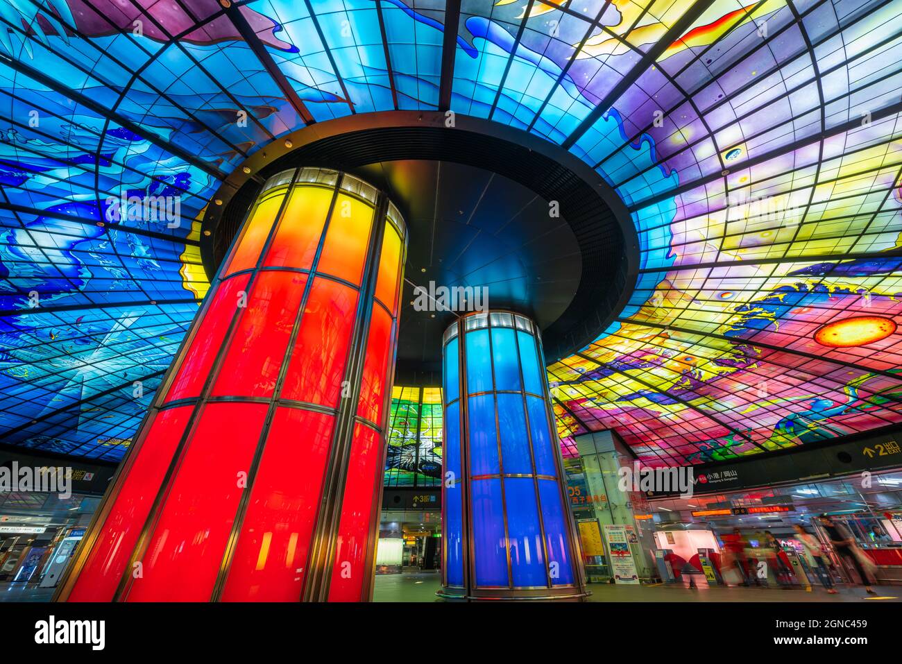 KAOHSIUNG, TAIWAN - 12. MÄRZ 2017: Die Kuppel des Lichts am Bahnhof Formosa Boulevard. Es gilt als das größte Glaswerk der Welt. Stockfoto