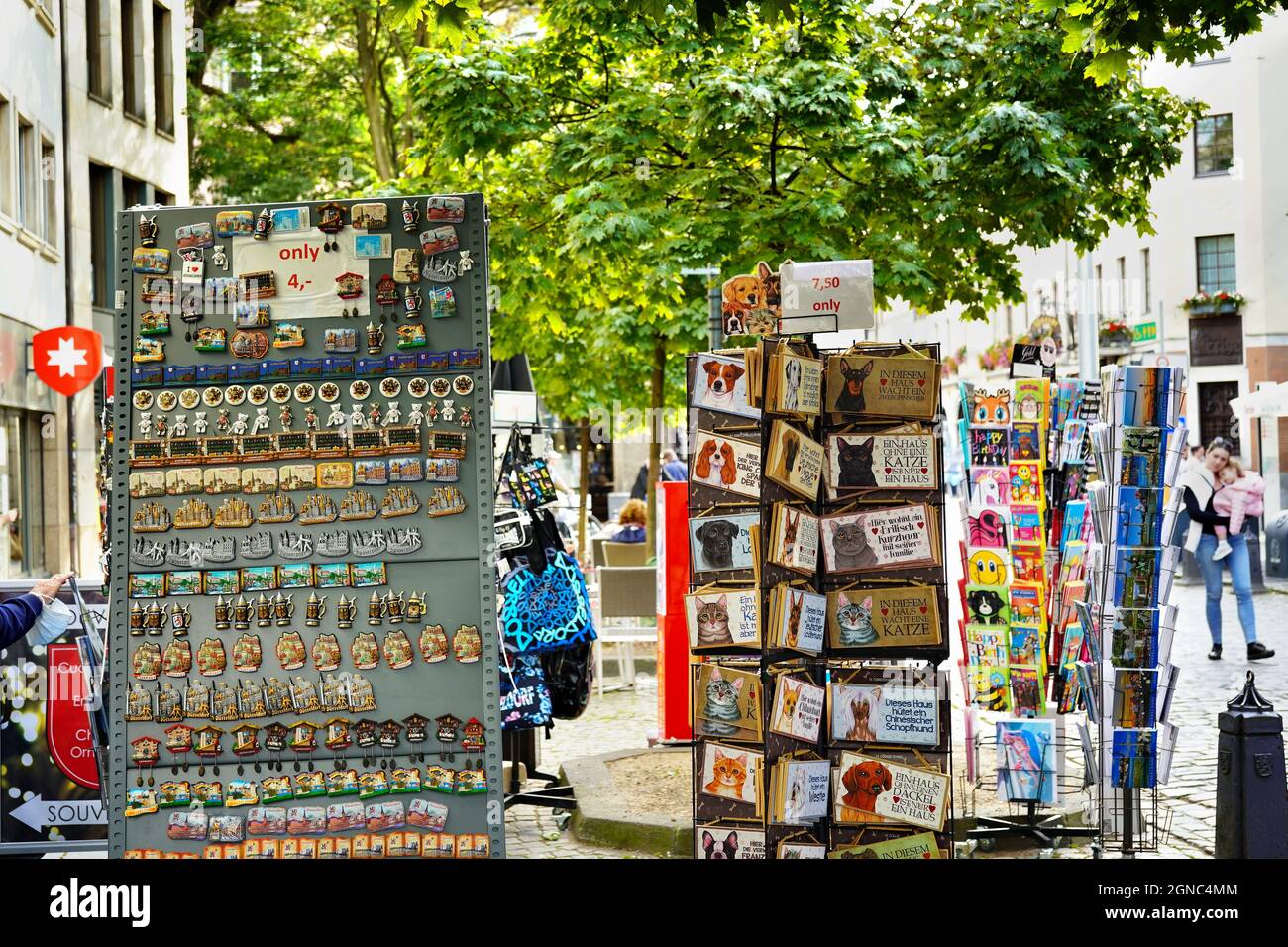 Bunte Postkartenstände und Souvenirstände im beliebten Touristenviertel der Düsseldorfer Altstadt in Deutschland. Stockfoto