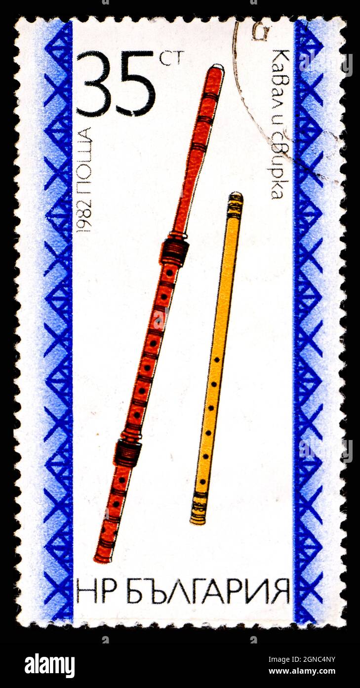 BULGARIEN - UM 1982: Eine in BULGARIEN gedruckte Briefmarke zeigt das Bild des bulgarischen Volksmusikinstruments Stockfoto