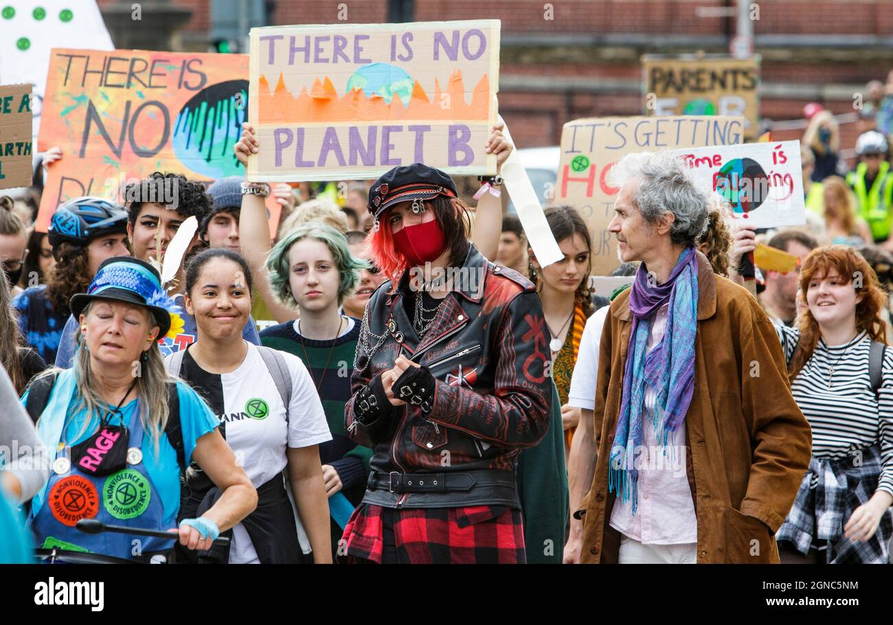 Bristol, Großbritannien, 24. September 2021. Studenten und Schulkinder aus Bristol, die Plakate und Schilder zum Klimawandel tragen, sind abgebildet, während sie an einem protestmarsch durch das Zentrum von Bristol teilnehmen. Der von Bristol Youth Strike 4 Climate organisierte Protest war der erste studentische Klimaprotest in der Stadt seit Greta Thunberg im Februar 2020 in Bristol weilte. Quelle: Lynchpics/Alamy Live News Stockfoto