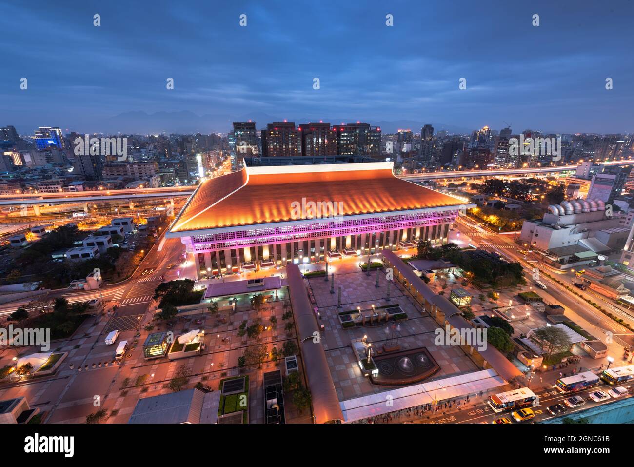 Taipei, Skyline der Innenstadt von Taiwan über dem Bahnhof bei Dämmerung. Stockfoto