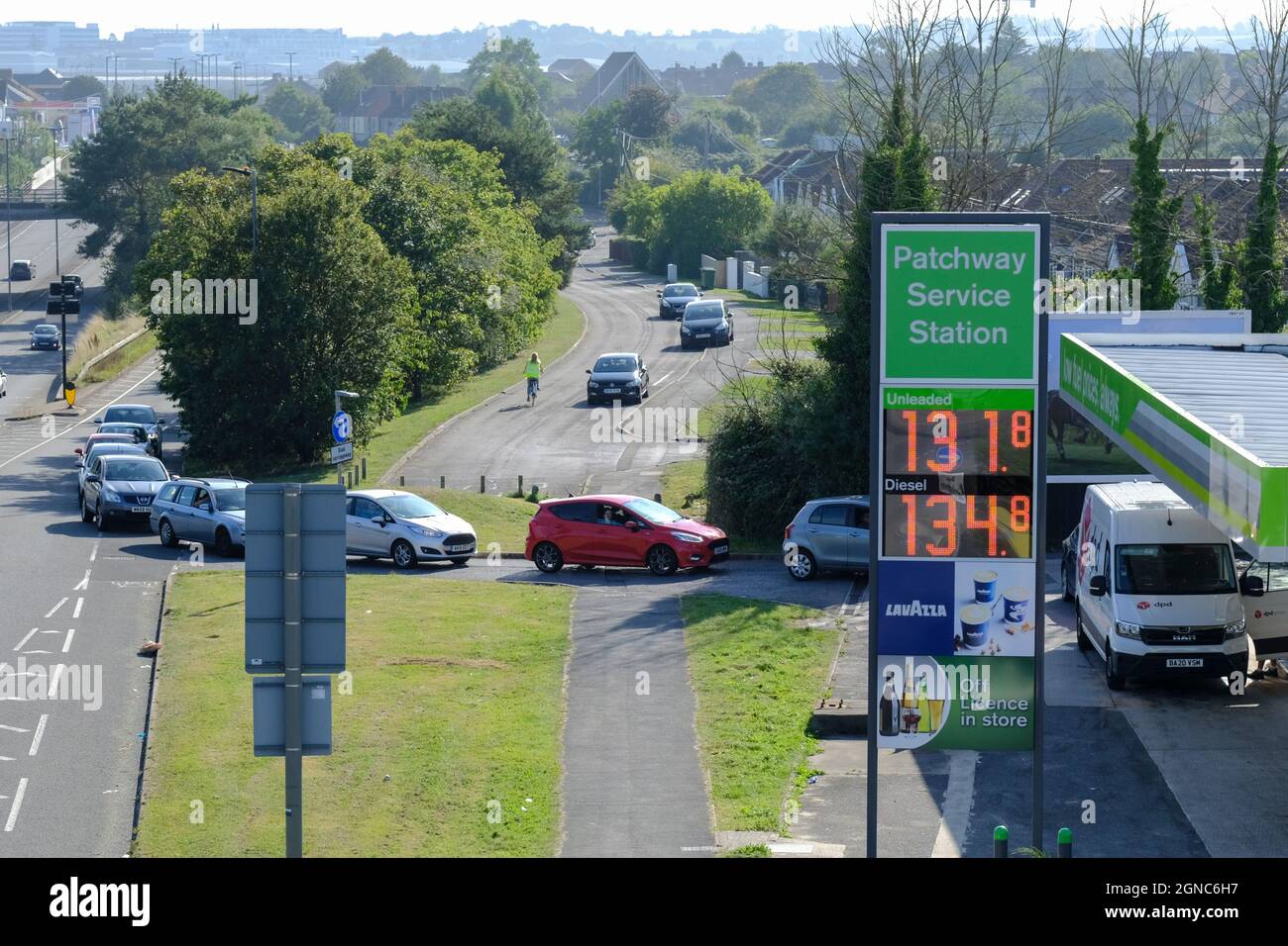Bristol, Großbritannien. September 2021. Bedenken hinsichtlich der Kraftstoffverfügbarkeit führen dazu, dass Autos an einer Tankstelle auf der A38 anstehen, die von Bristol aus abfährt. Kredit: JMF Nachrichten/Alamy Live Nachrichten Stockfoto