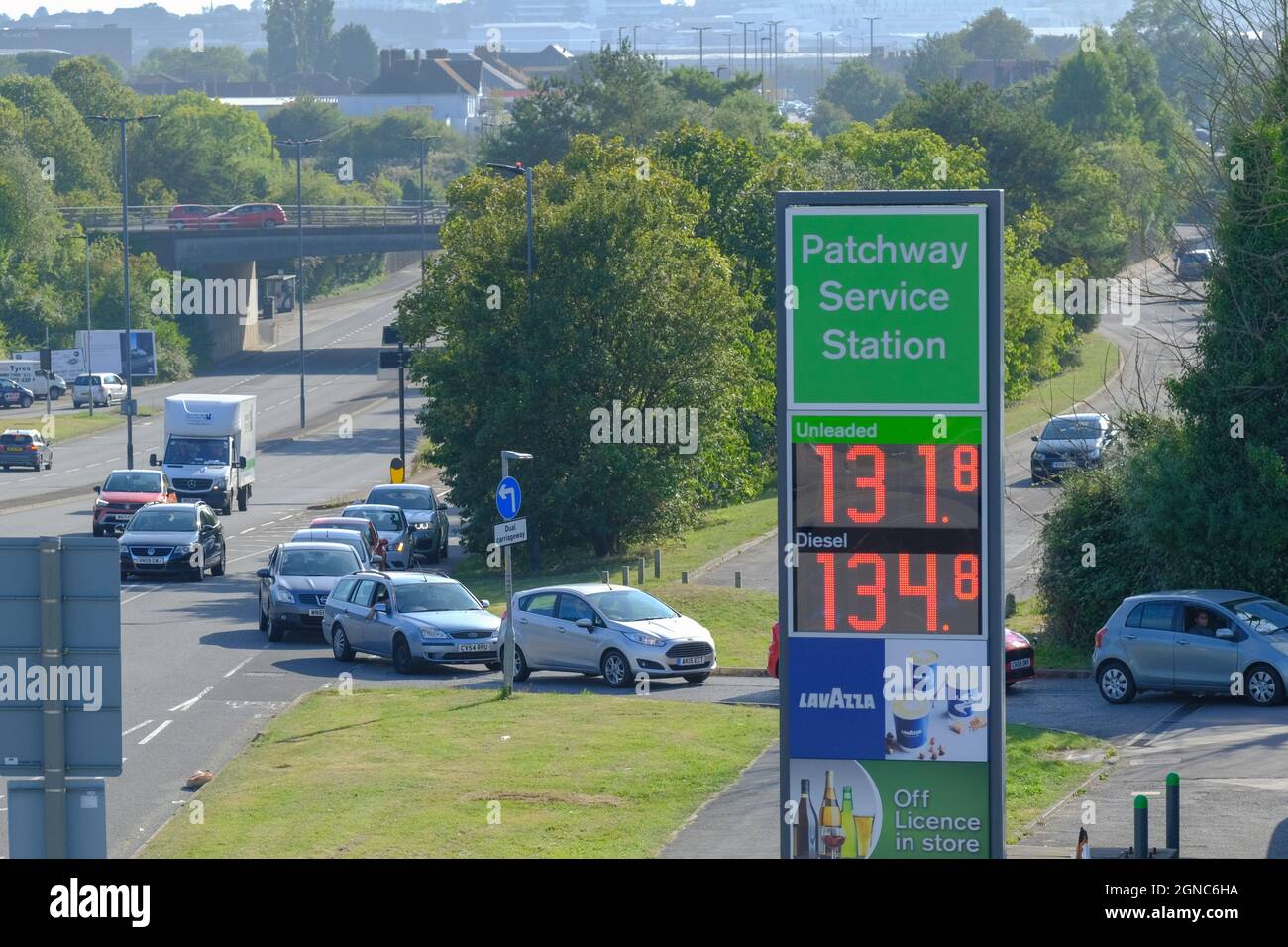 Bristol, Großbritannien. September 2021. Bedenken hinsichtlich der Kraftstoffverfügbarkeit führen dazu, dass Autos an einer Tankstelle auf der A38 anstehen, die von Bristol aus abfährt. Kredit: JMF Nachrichten/Alamy Live Nachrichten Stockfoto