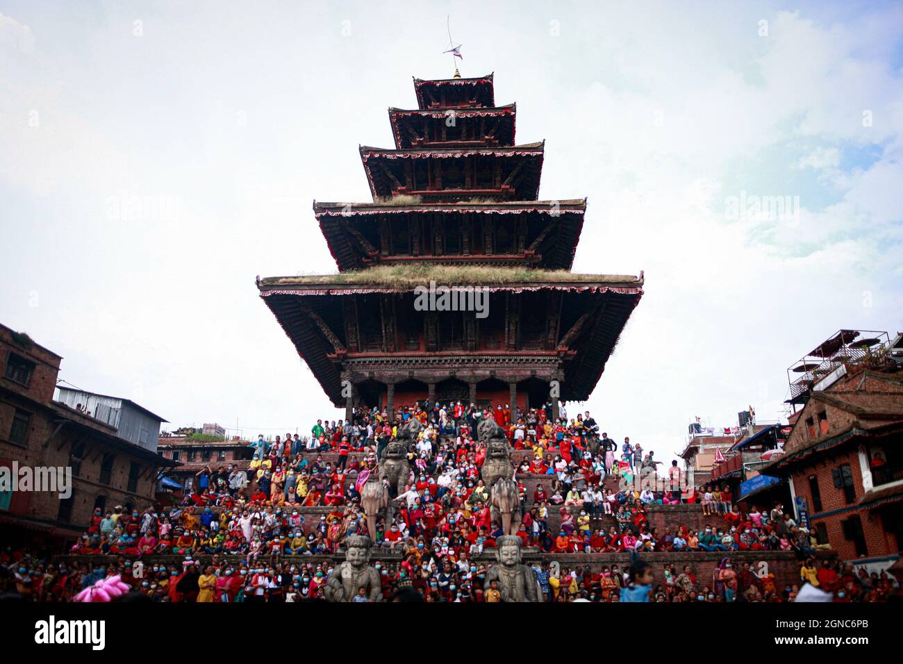 Bhaktapur, Bagmati, Nepal. September 2021. Die Treppe des Nyatapola-Tempels, des höchsten Tempels Nepals, ist voll von Zuschauern und Anhängern, die am 24. September 2021 an der Prozession von Indra Jatra in Bhaktapur in Nepal teilnehmen. Indra, der gott des Regens, wird bei diesem Fest in erster Linie von den Newar-Gemeinden nach Hinduismus und Buddhismus gefeiert. Neben dem Kathmandu-Tal feiern auch Kavre und der Dolakha-Distrikt des Landes dieses Fest mit Eifer. Quelle: Amit Machamasi/ZUMA Wire/Alamy Live News Stockfoto