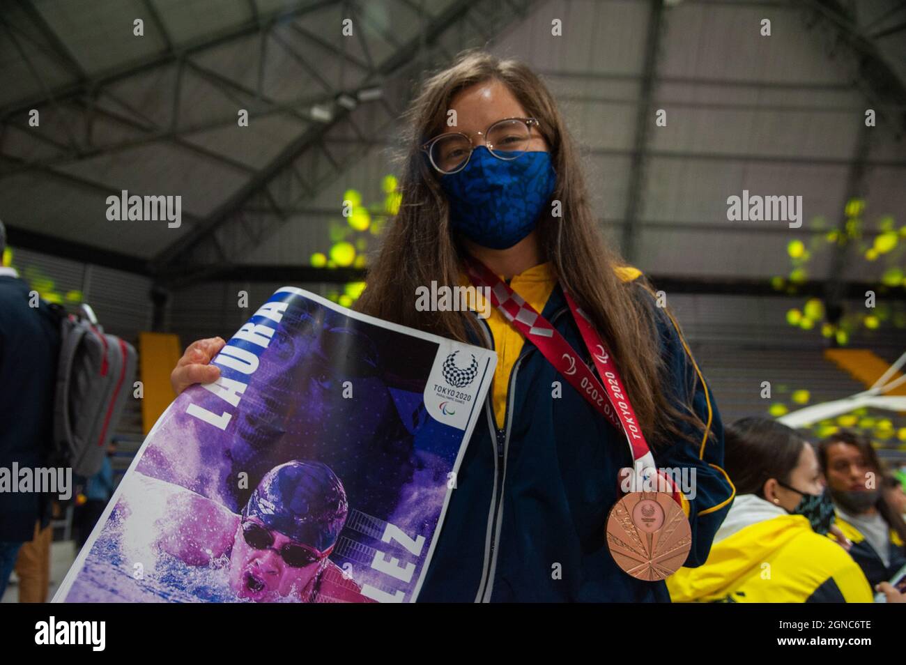 Laura Gonzalez, Schwimmen Bronzemedaille posiert für ein Foto mit ihrer Paralympischen Bronzemedaille während einer Begrüßung der kolumbianischen Paralympischen Athleten Th Stockfoto