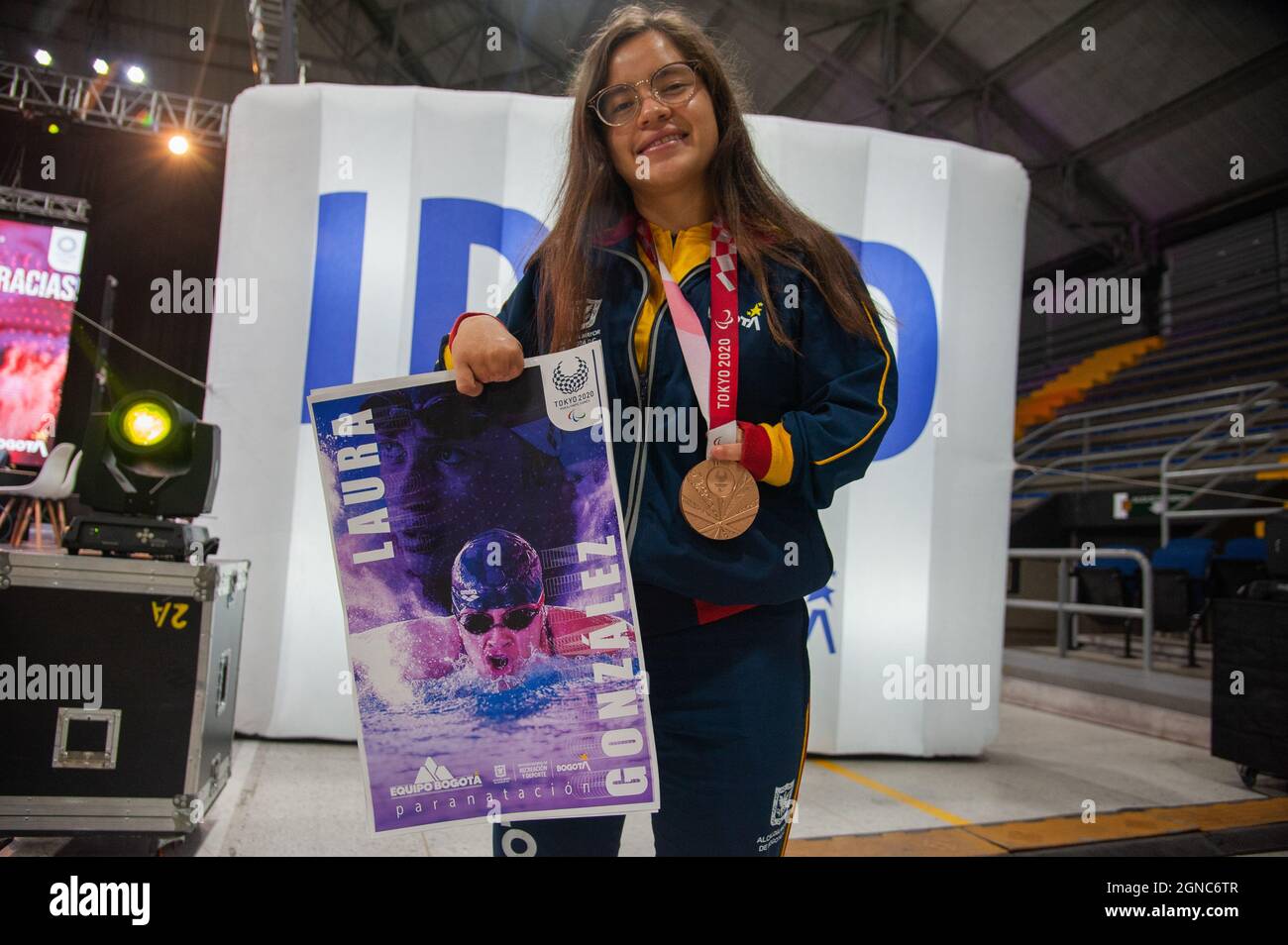 Laura Gonzalez, Schwimmen Bronzemedaille posiert für ein Foto mit ihrer Paralympischen Bronzemedaille während einer Begrüßung der kolumbianischen Paralympischen Athleten Th Stockfoto