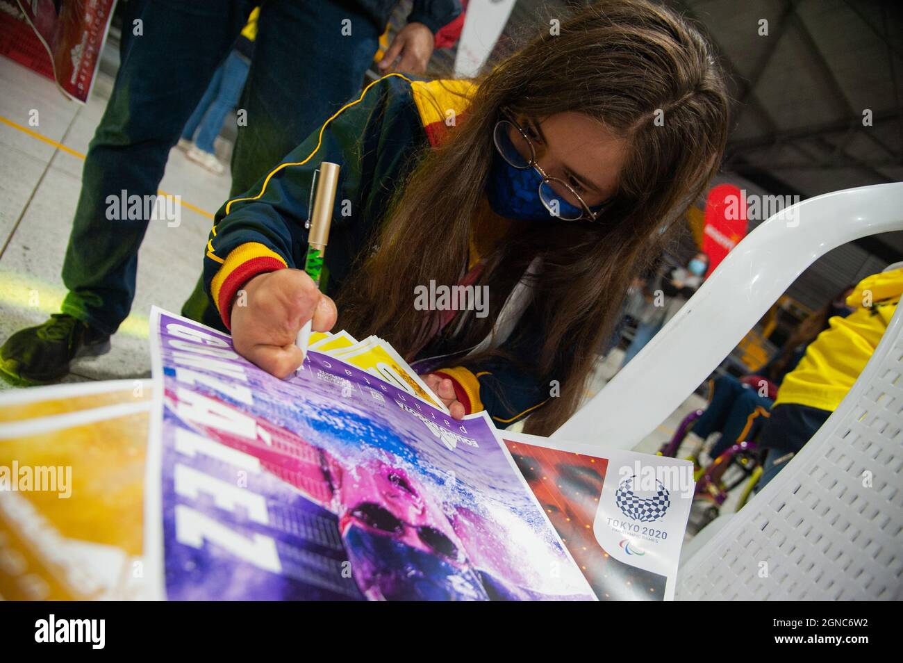 Laura Gonzalez, Schwimmen Bronzemedaille unterzeichnet Plakate von ihr während einer Begrüßung der kolumbianischen Paralympischen Athleten, die an der Tokyo 2 teilgenommen Stockfoto
