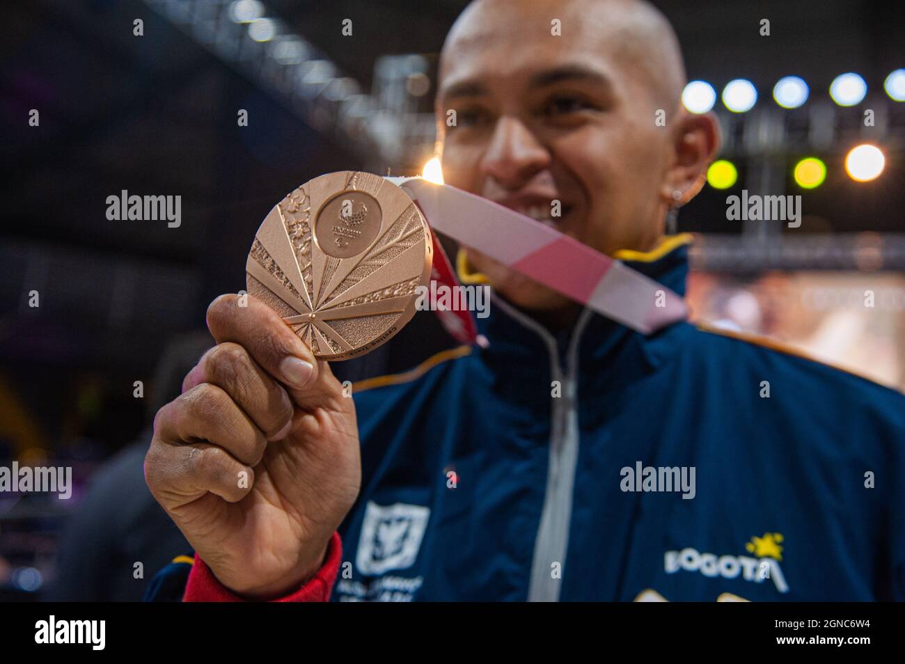 Diego Dueñas, Paracycling-Bronzemedaillengewinnerin, posiert für ein Foto mit seiner Medaille bei einer Begrüßung der kolumbianischen Paralympischen Athleten, die daran teilnehmen Stockfoto