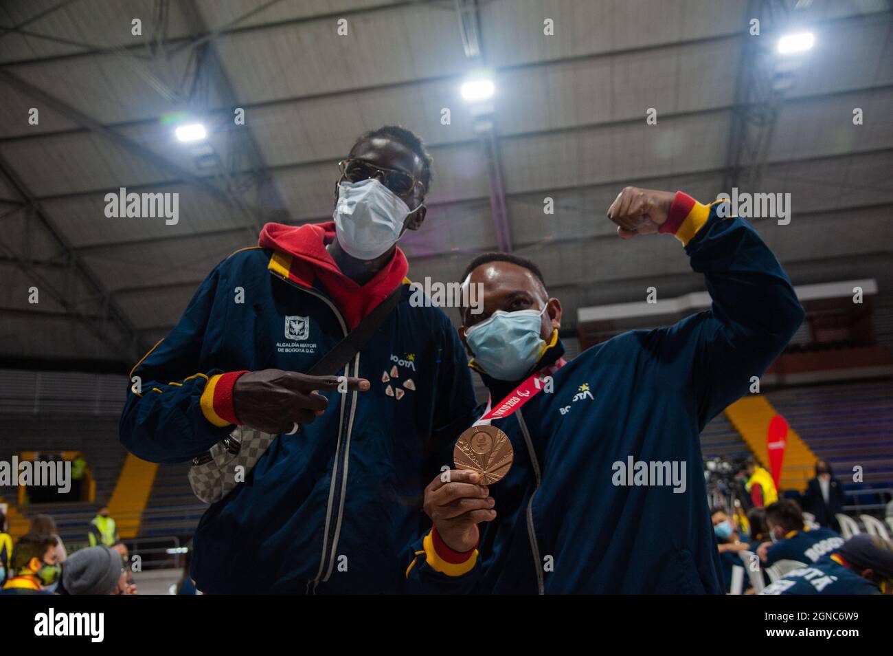 Fabio Torres, Parapowerlifting-Bronzemedaillengewinnerin (rechts), posiert für ein Foto mit einem Teammitglied von Bogota während einer Begrüßungsveranstaltung zum kolumbianischen Paralympic Stockfoto