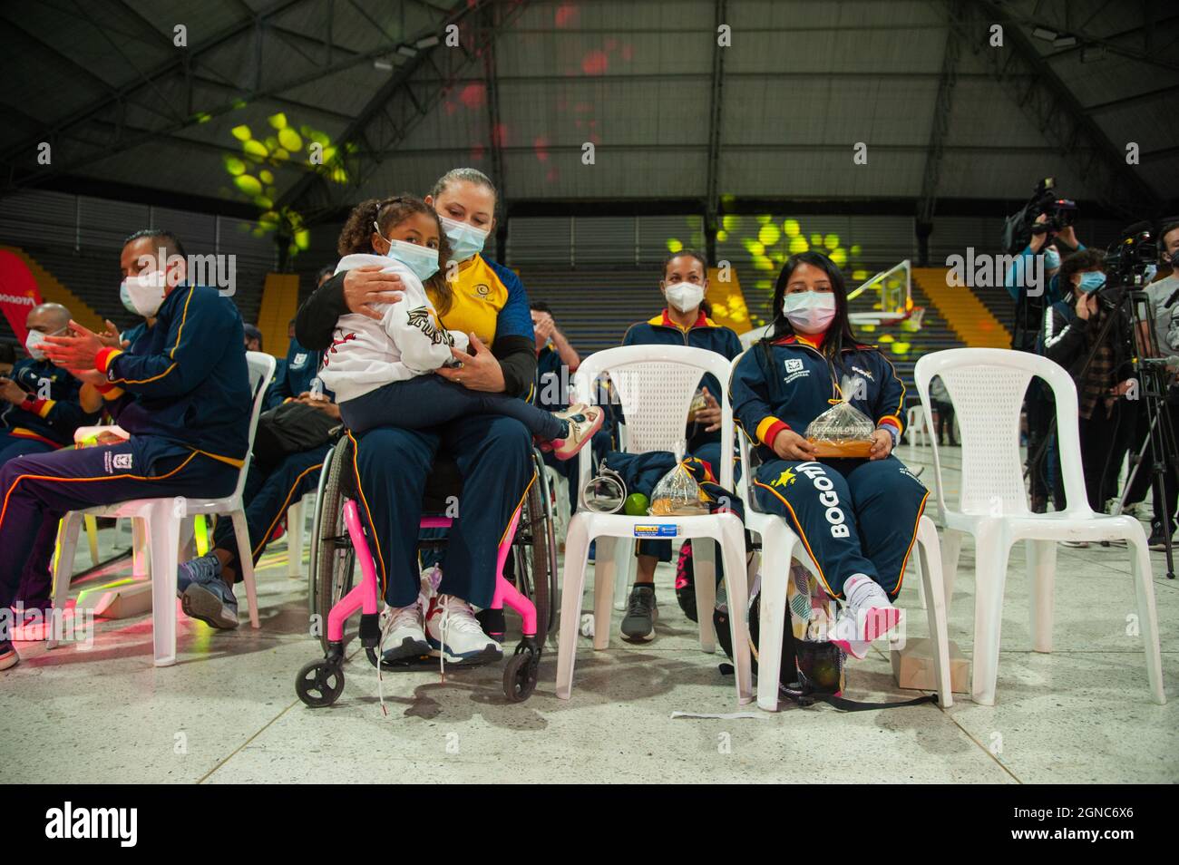 Yanibe Torres paralympische Leichtathletin posiert für ein Foto mit ihrer Tochter während einer Begrüßung der kolumbianischen Paralympischen Athleten, die daran teilnehmen Stockfoto