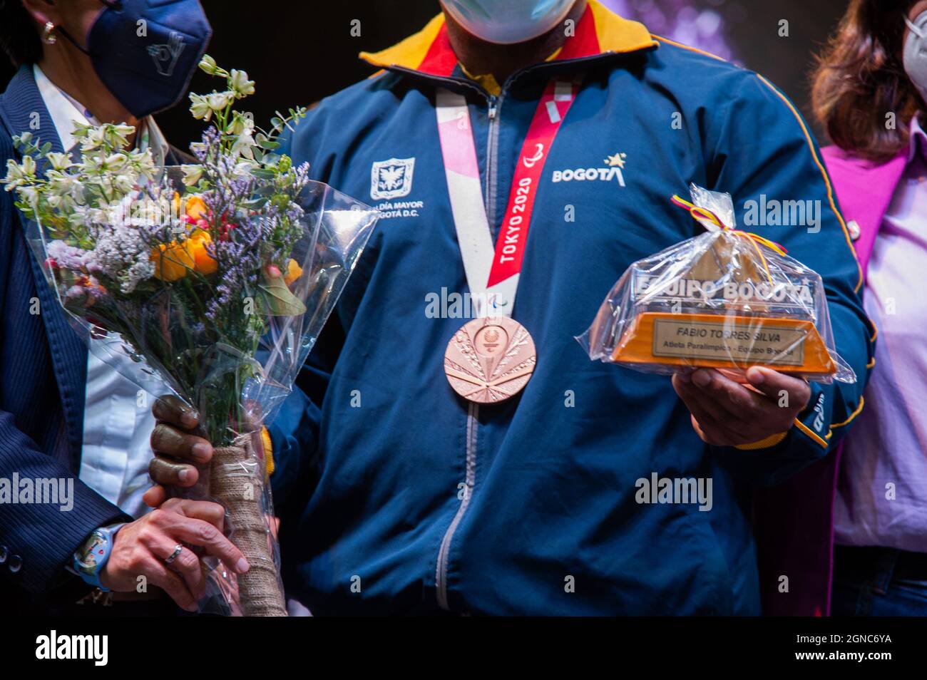 Fabio Torres Bronze Parapowerlifting Medaille während einer Begrüßung der kolumbianischen Paralympischen Athleten, die an der Tokyo 2020+1 Paralympic teilgenommen haben Stockfoto