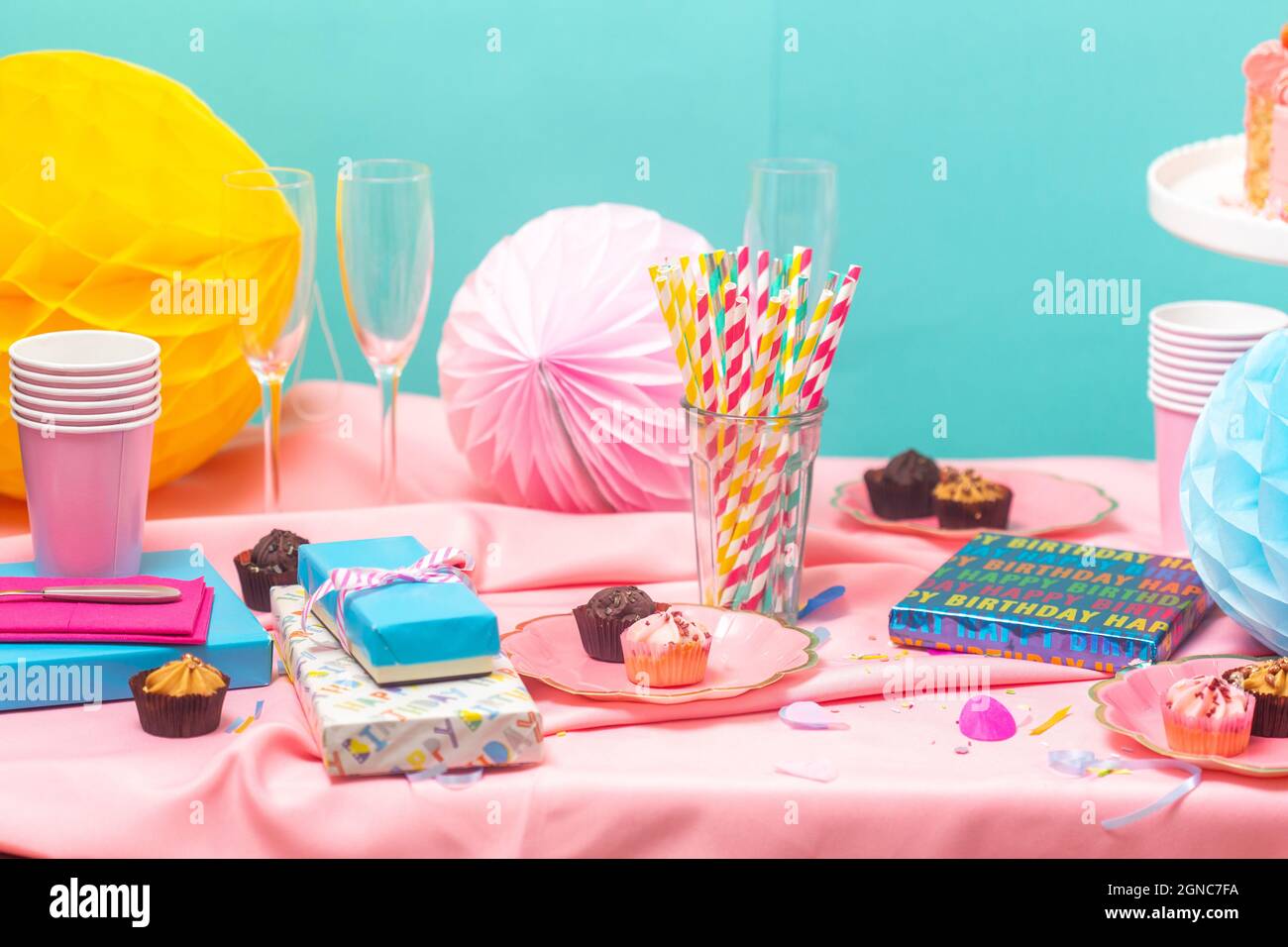 Geburtstagsparty-Tisch, mit rosa Tischdecke Stockfoto