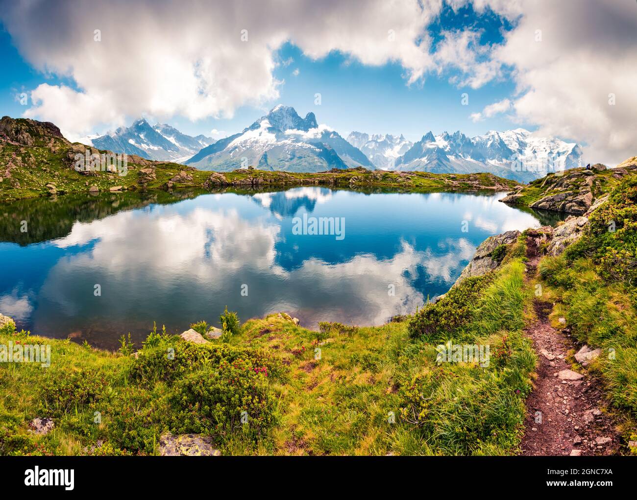 Toller Sommerblick auf den Lac Blanc See mit Mont Blanc (Monte Bianco) im Hintergrund, Chamonix Lage. Schöne Outdoor-Szene in Vallon de Berard N Stockfoto