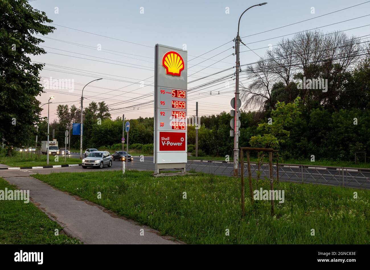 Rjasan, Russland - 6. Juli 2021: Schild mit dem Hinweis auf den Treibstoffpreis an der Shell-Tankstelle am Abend. Preise an der Shell-Tankstelle Stockfoto