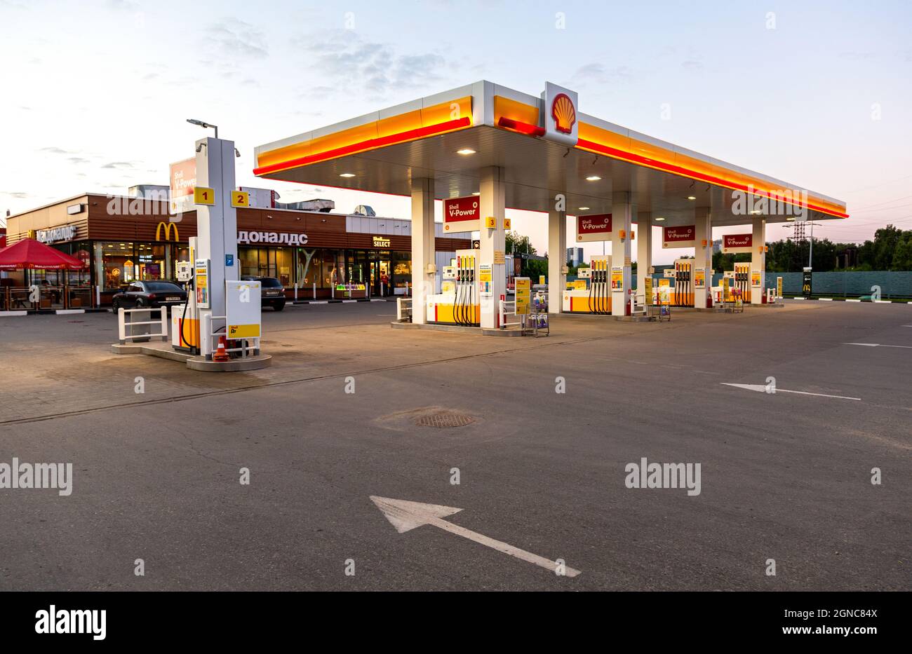 Rjasan, Russland - 6. Juli 2021: Shell-Tankstelle am Abend . Shell V-Power-Tankstelle. Royal Dutch Shell ist ein anglo-niederländisches multinationales Öl- und Ga-Unternehmen Stockfoto