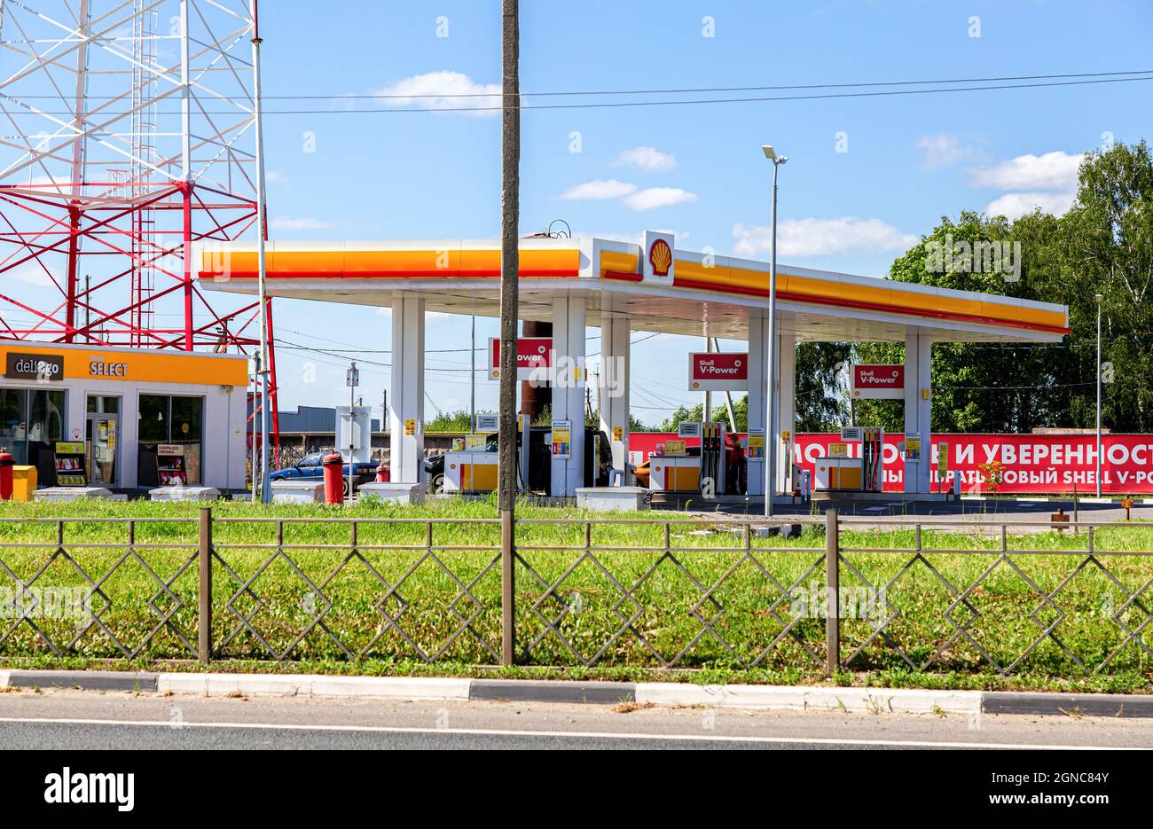Rjasan, Russland - 6. Juli 2021: Shell-Tankstelle an sonnigen Tagen. Shell V-Power-Tankstelle. Royal Dutch Shell ist ein anglo-niederländischer multinationaler Ölkonzern und Stockfoto