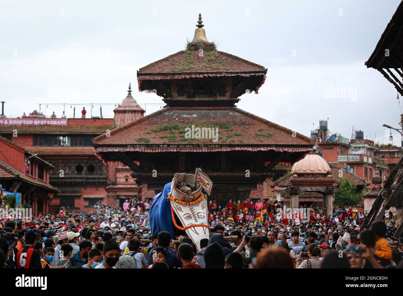 Bhaktapur, Bagmati, Nepal. September 2021. Pulukisi, die mythische Überführung von lord Indra, gott des Regens, wird am letzten einwöchigen Indra-Jatra-Festival durch die antike Stadt Bhaktapur geführt. Indra, der gott des Regens, wird bei diesem Fest in erster Linie von den Newar-Gemeinden nach Hinduismus und Buddhismus gefeiert. Neben dem Kathmandu-Tal feiern auch Kavre und der Dolakha-Distrikt des Landes dieses Fest mit Eifer. Quelle: Amit Machamasi/ZUMA Wire/Alamy Live News Stockfoto
