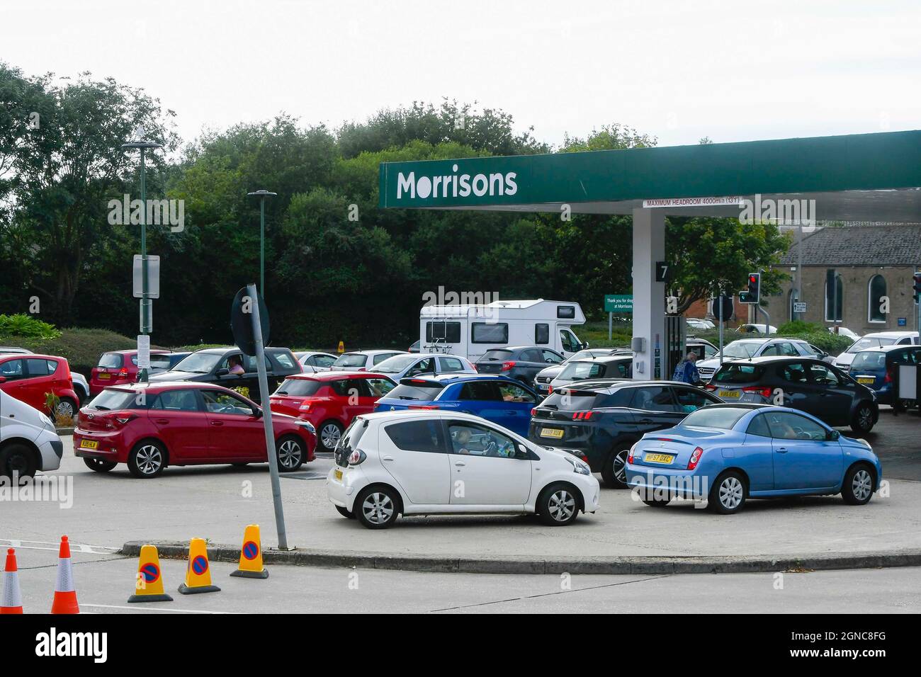 Bridport, Dorset, Großbritannien. September 2021. Der Vorplatz an der Morrisons-Tankstelle in Bridport in Dorset ist voll mit Fahrzeugen, da Fahrer in Panik Kraftstoff kaufen. Bildnachweis: Graham Hunt/Alamy Live News Stockfoto