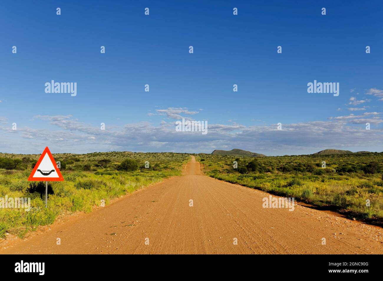 Straße D1463 östlich von Aris, Straßenschild Warnung vor Fluss (ford), Bezirk Windhoek, Khomas Region, Namibia Stockfoto