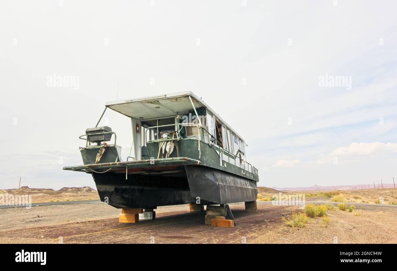 Verlassenes Hausboot Auf Dem High Desert Highway Stockfoto