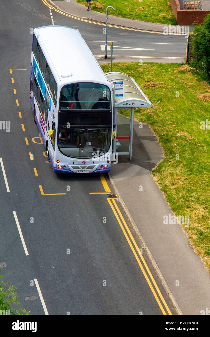 Bus an der bushaltestelle Fotos und Bildmaterial in hoher Auflösung Alamy