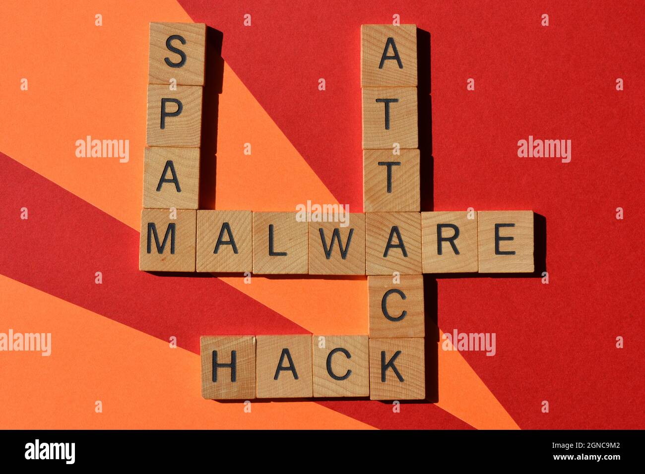 Malware, Hack, Attack, Spam, Wörter in Kreuzworträtsel isoliert auf buntem Hintergrund Stockfoto